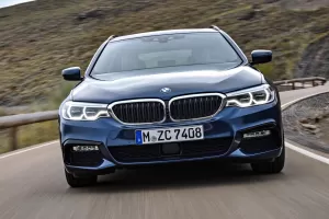 Video: BMW 5 Touring se chlubí praktičností, Škoda může závidět ...