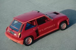 Legendární Renault 5 Turbo s motorem umístěným před zadní ...