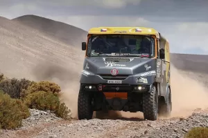 Rallye Dakar VII. - Kolomý havaroval, Macík a Valtr jdou nahoru