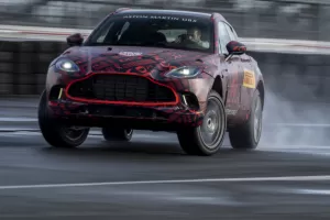 Aston Martin už testuje své první SUV