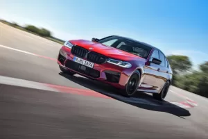 BMW M5 dostalo řadu vylepšení včetně dílů z M8