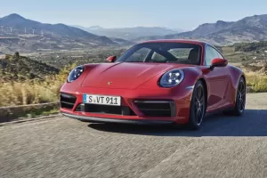 Porsche 911 GTS má silnější motor a nižší hmotnost