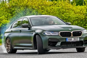 BMW M5 CS (F90) – CS a luxus?