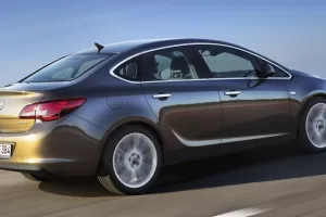 Opel Astra jako tříprostorový sedan