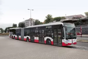 Autobusy – Dálkový autobus FuturaVelkokapacitní Mercedes v pražských ulicích