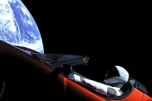 Muskova vesmírná Tesla Roadster se blíží k zemi gigantickou rychlostí. Sledujte, kde se nachází právě teď