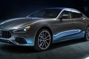 Maserati Ghibli Hybrid je tady: Čtyřválec má 330 koní a údajně i jedinečné řešení