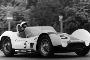 Maserati slaví 60 let od slavného vítězství na Nürburgringu. Soupeřům nedalo šanci
