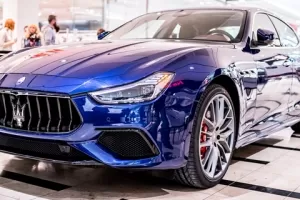 Maserati začíná prodávat zmodernizované Ghibli. Je silnější o 20 koní