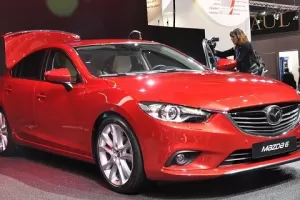 Mazda 6: kombi menší než sedan, cena od 617 000 Kč