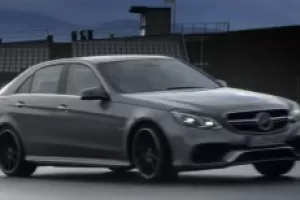 Mercedes-Benz E63 AMG: „über E-Classe“ pálí gumy