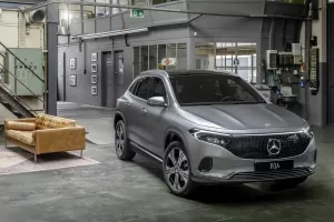 Mercedes-Benz EQA má po faceliftu. Luxus proniká do základu. Dojede dál a lépe porozumí vašim potřebám