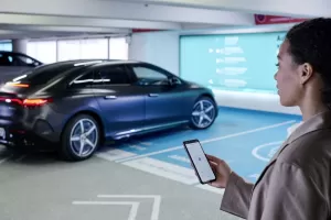 Mercedes-Benz EQE už může sám parkovat v garážích. Podívejte se, jak je to snadné
