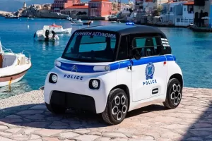 Mrňavý Citroën Ami se stal v Řecku policejním autem. Je součástí většího plánu