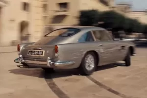 Není čas zemřít: Kdo řídí Aston Martin DB5 v nové bondovce? Kaskadér v tom není sám, Craig gumoval