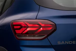 Nová Dacia Sandero odhaluje detaily. Pořád chce být dostupná, ale i do zásuvky