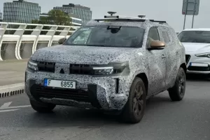 Nová Dacia se ještě maskovaná proháněla po Praze! Její identita vyvolává otázky