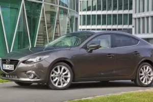 Nová Mazda 3 Sedan je o 120 mm delší než hatchback