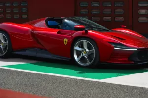 Nové Ferrari Daytona SP3 oficiálně: Další limitka kašle na hybridy i aktivní aero