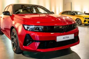 Nový Opel Astra dorazil do Česka. Už známe i české ceny, revoluce nastane příští rok