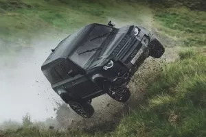 Land Rover Defender je možná nejlepší auto na světě. Jinak by nezvládl tohle
