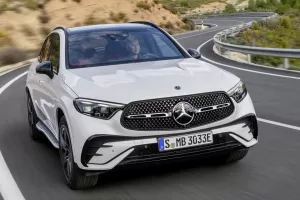Nový Mercedes-Benz GLC oficiálně: Dostal „průhlednou“ kapotu, elektrifikaci má už základu