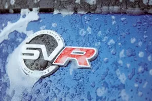Nový Range Rover Sport se představí již brzy. Dostane verze SVR motory z BMW M?