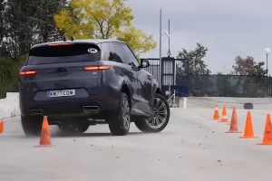 Nový Range Rover Sport PHEV v losím testu neoslnil. Zradily ho pneumatiky i třítunová hmotnost