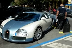Obutý Veyron aneb Pražští strážníci měří všem stejnou botou