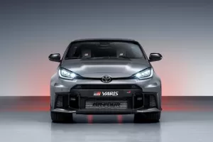 Ostrá Toyota GR Yaris dostala automat a výkon navíc. Uvnitř jde hlavně o řidiče