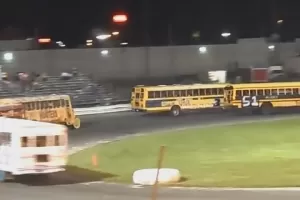 A závody školních autobusů na okruhu jste už viděli?