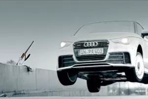 Audi A1 Quattro se prohání halou autobazaru v Mnichově