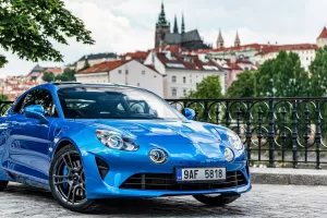 Automobilka Alpine oficiálně vstoupila do Česka. Kolik stojí sporťák A110 a kam si pro něj můžete dojet?