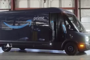 Amazon poprvé ukázal svou elektrickou dodávku. Postavil ji Rivian a může přijet do Evropy