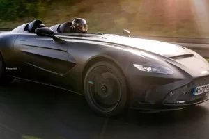 Aston Martin testuje speciální V12 Speedster. Matně černý prototyp vypadá zlověstně