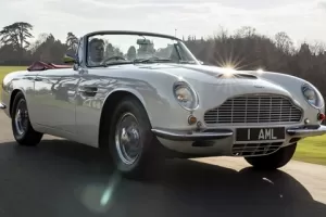 Aston Martin udělal z klasického DB6 elektromobil. Hledí na temné časy