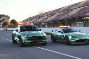 Aston Martin ukázal nové doprovodné vozy pro F1. Medical car nasbírá data pro ostrou sérovou verzi