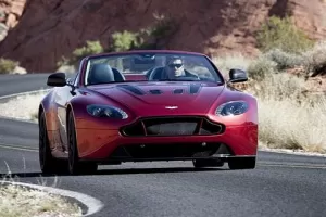 Aston Martin V12 Vantage S Roadster na vrcholu potravního řetězce