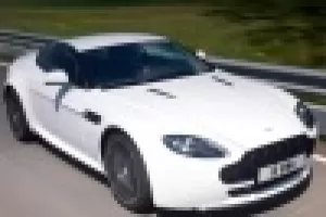 Aston Martin Vantage V8 N420: lehčí i luxusnější
