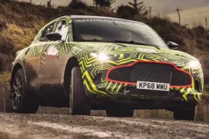 Aston Martin začíná testovat své první SUV. Naplno jej ukáže příští rok
