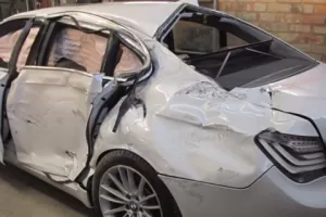 Bazarová past: Takto nabourané BMW 7 dokázal mechanik zcela opravit