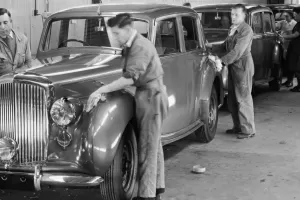 Bentley slaví 75 let výroby v továrně na sny. Prohlédněte si dobové fotky z Crewe