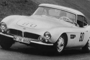BMW 507 Elvise Presleyho má úchvatnou historii. Obsahuje detektivní zápletku, slavné osobnosti i vůni leteckého paliva a dýní