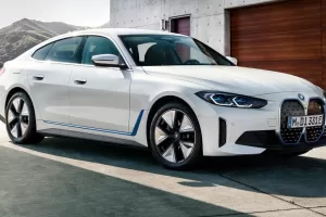 BMW i4 oficiálně: Konkurent Tesly Model 3 začíná s 340 koni, už má i českou cenu