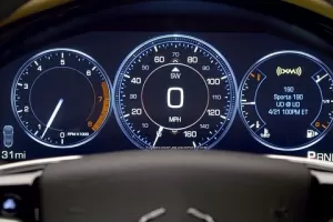 Cadillac XTS s plně grafickými „budíky“ v praxi