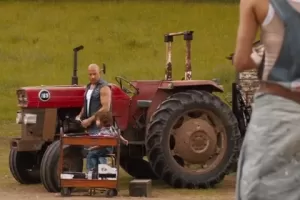 Časy se mění. Dominic Toretto v první ukázce z Rychle a zběsile 9 opravuje traktor
