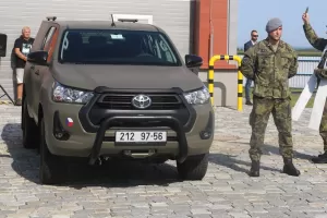 Česká armáda si převzala první Toyoty Hilux. Letité UAZy půjdou do šrotu