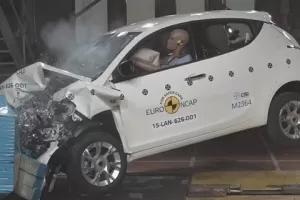 Crash test Euro NCAP: Lancia Ypsilon dostala dvě hvězdy a začala hořet