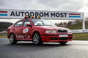 Do aukce míří legendární safety car z Mostu. Octavia RS dala na okruhu bez poruchy 39 tisíc km