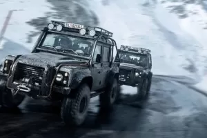 Do aukce jde Land Rover Defender SVX z bondovky Spectre. Vzniklo jen 10 kusů